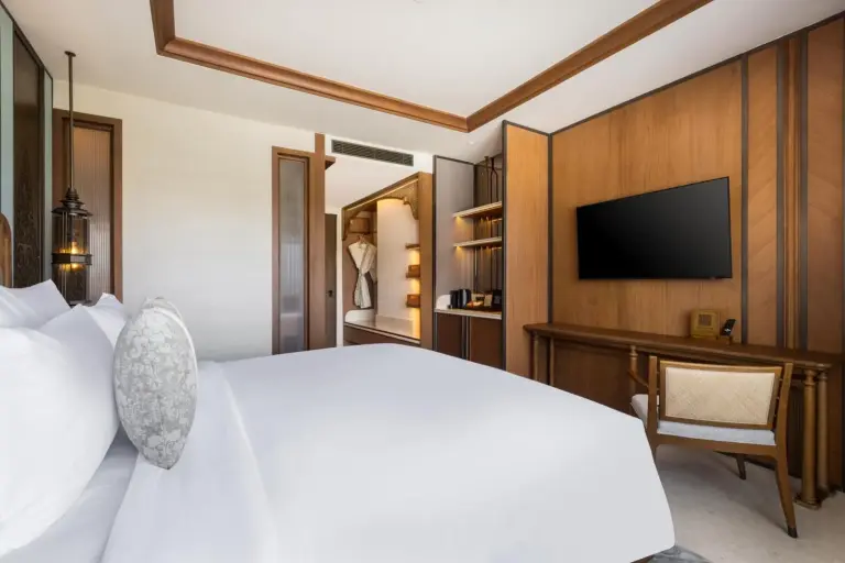 Vue d’ensemble de la chambre deluxe au Grand Hotel De Djokja à Yogyakarta
