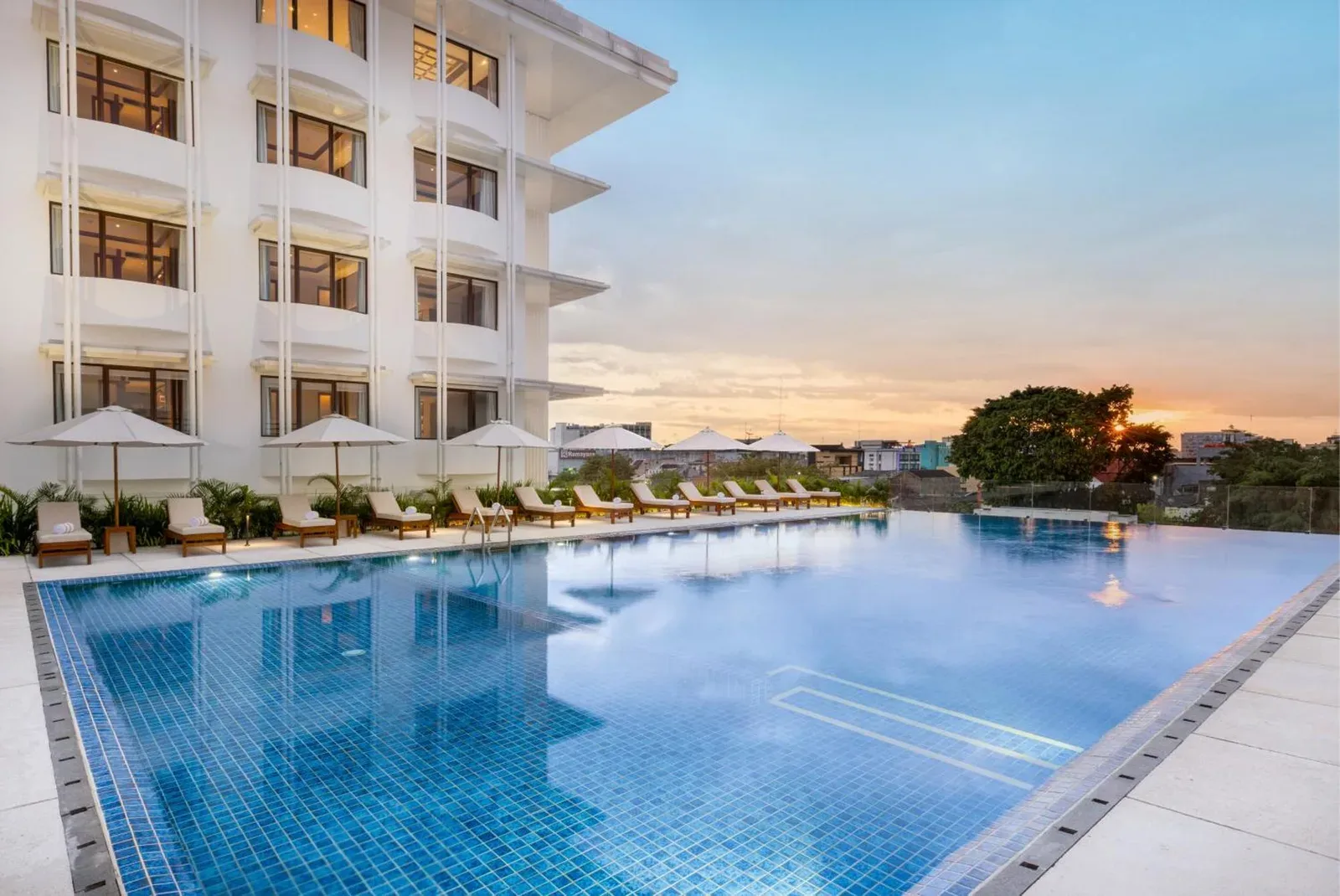 Piscine à débordement au Grand Hotel De Djokja à Yogyakarta