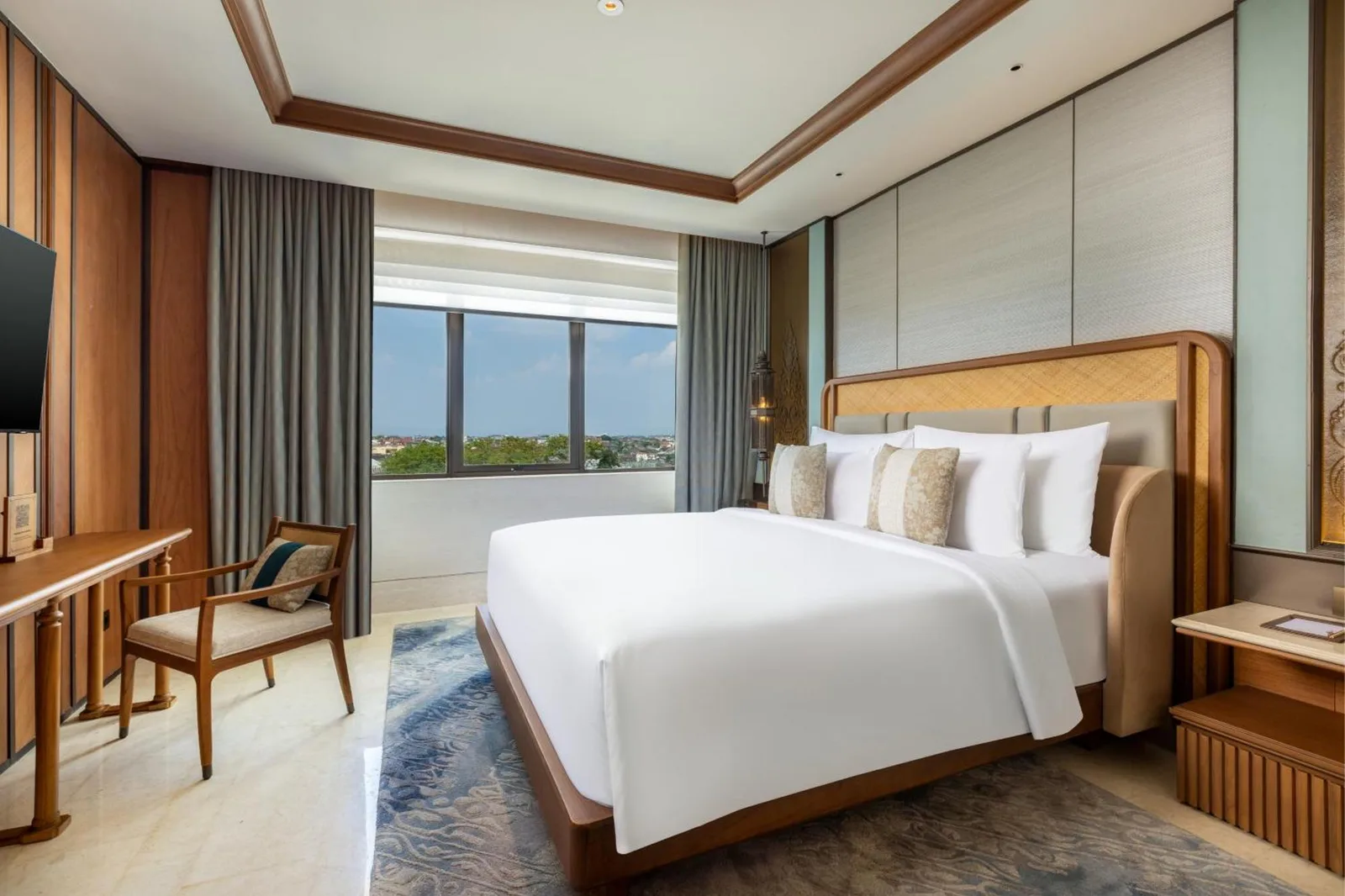 Chambre avec lit king au Grand Hotel De Djokja à Yogyakarta