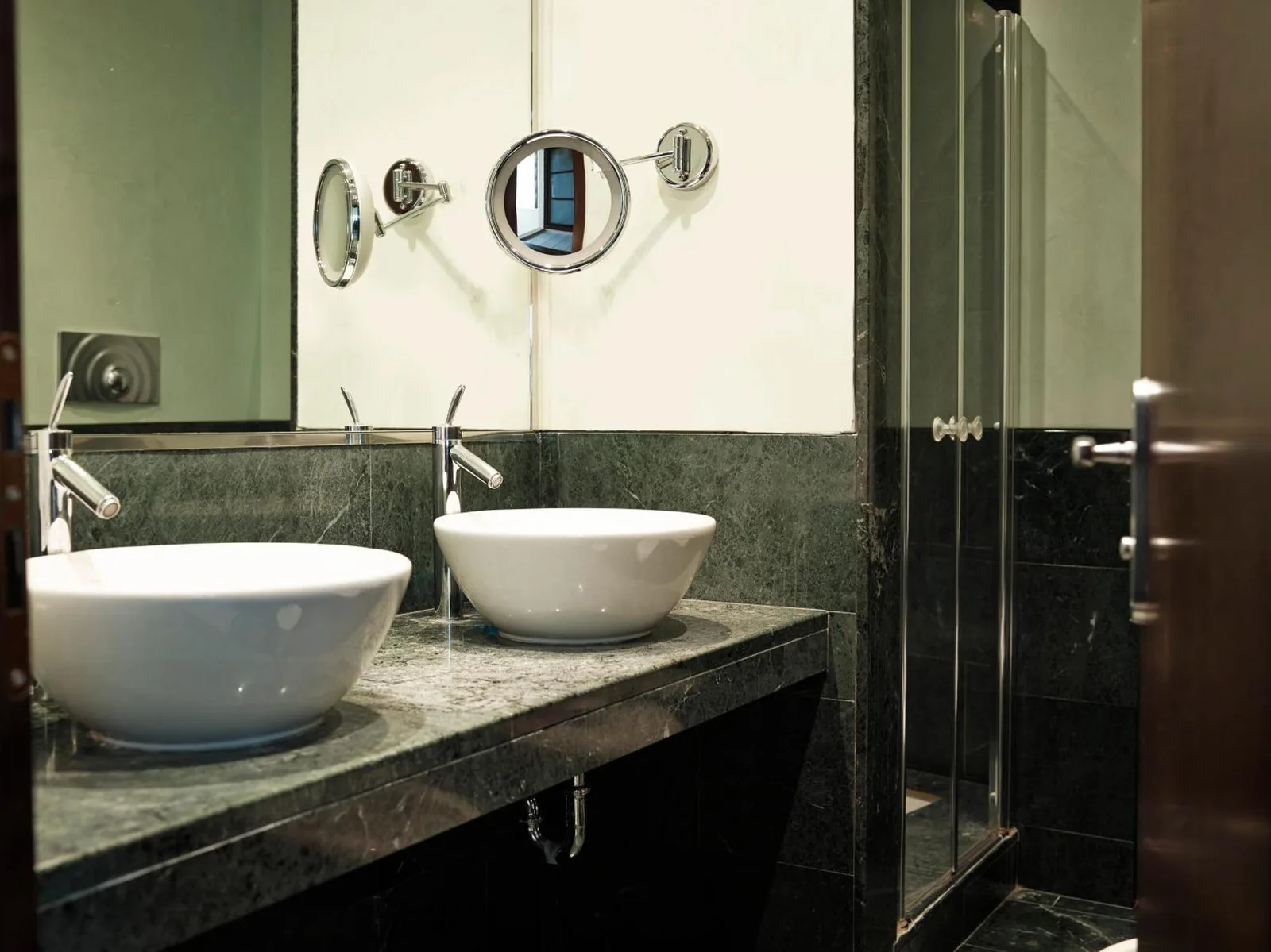 Bathroom with sinks at Grand Hotel De La Ville, Parma