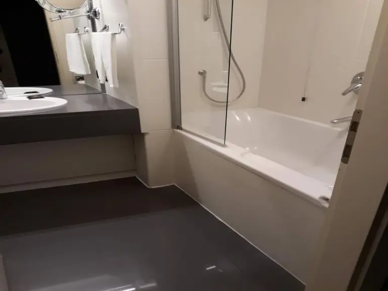 Bathtub area at Grand Hotel De La Ville, Parma