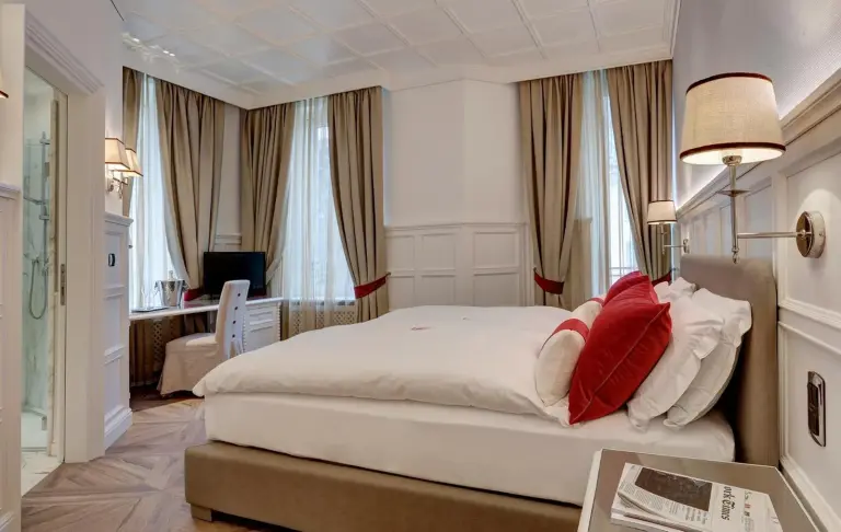 Cozy double room at Grand Hôtel des Alpes