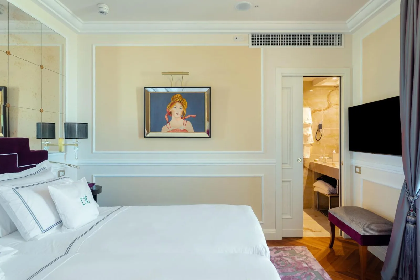 Charmantes Schlafzimmer im Grand Hotel Des Etrangers mit Kunstwerken und Zugang zum Badezimmer