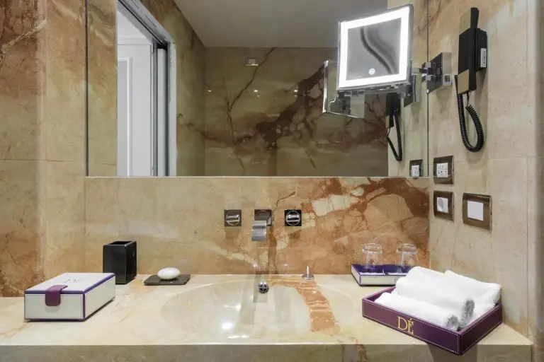 Elegantes Badezimmer im Grand Hotel Des Etrangers mit Marmoroberflächen