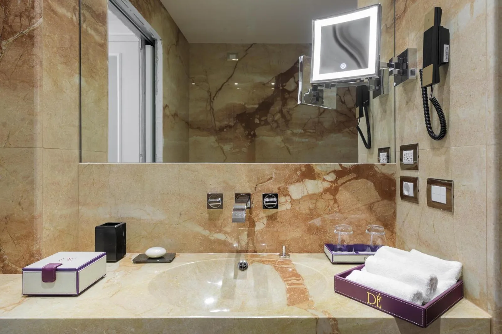 Elegantes Badezimmer im Grand Hotel Des Etrangers mit Marmoroberflächen