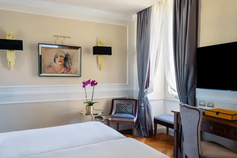 Sophistiziertes Schlafzimmer im Grand Hotel Des Etrangers mit dekorativen Elementen