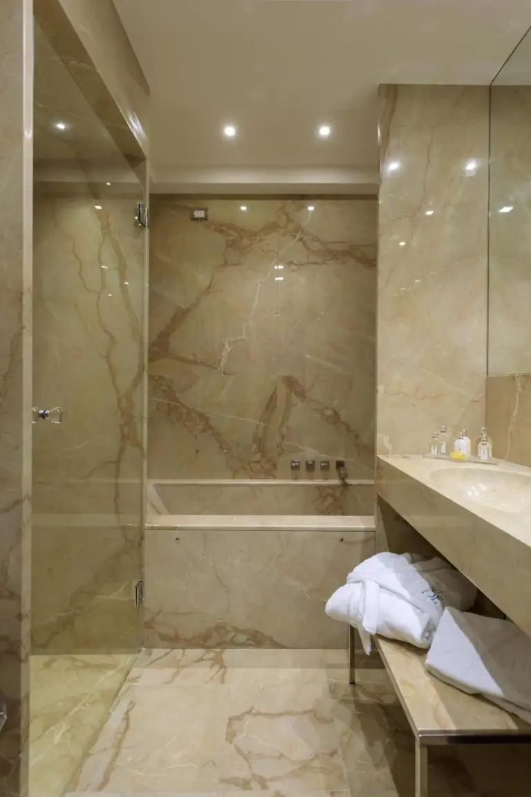 Geräumiges Badezimmer im Grand Hotel Des Etrangers mit modernen Armaturen