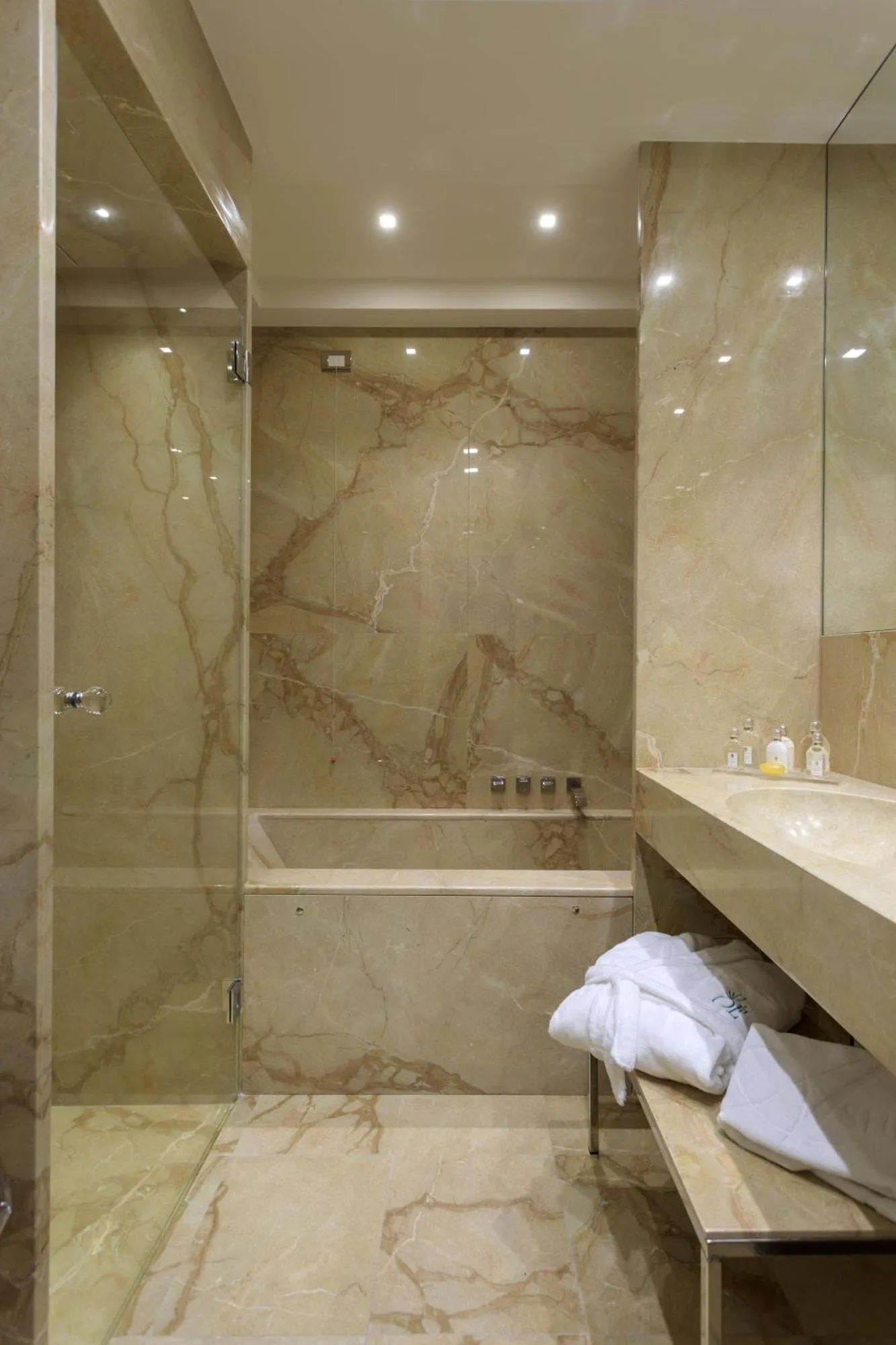 Geräumiges Badezimmer im Grand Hotel Des Etrangers mit modernen Armaturen