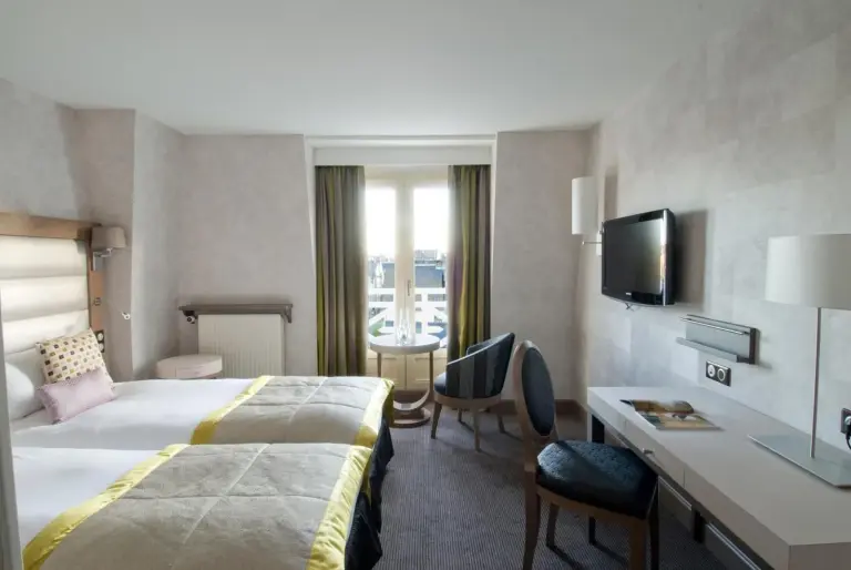 Twin room at Grand Hôtel Des Thermes