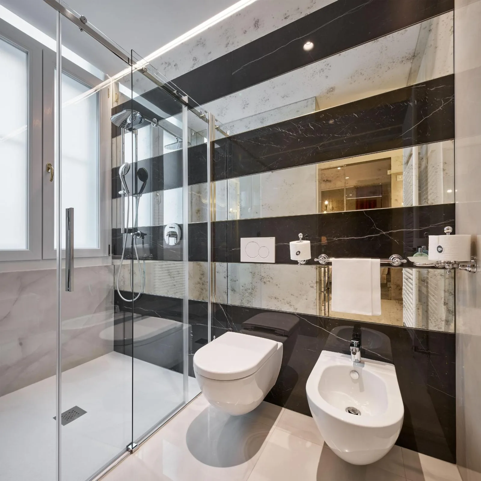 Baño moderno en el Grand Hotel Duchi d'Aosta en Trieste