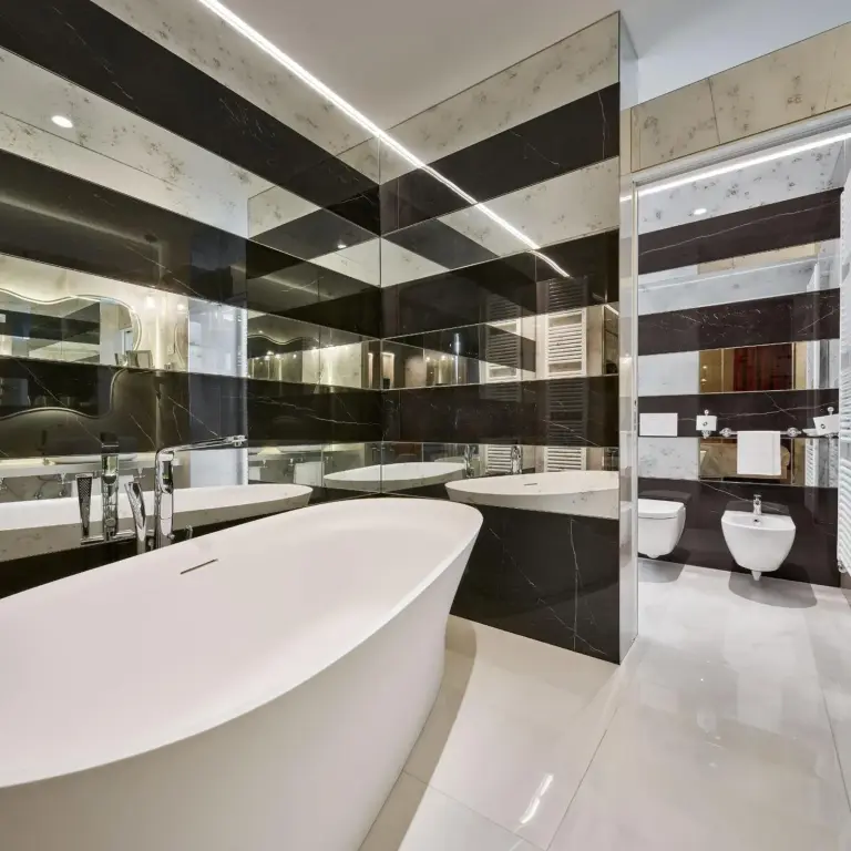 Bañera en el baño del Grand Hotel Duchi d'Aosta en Trieste
