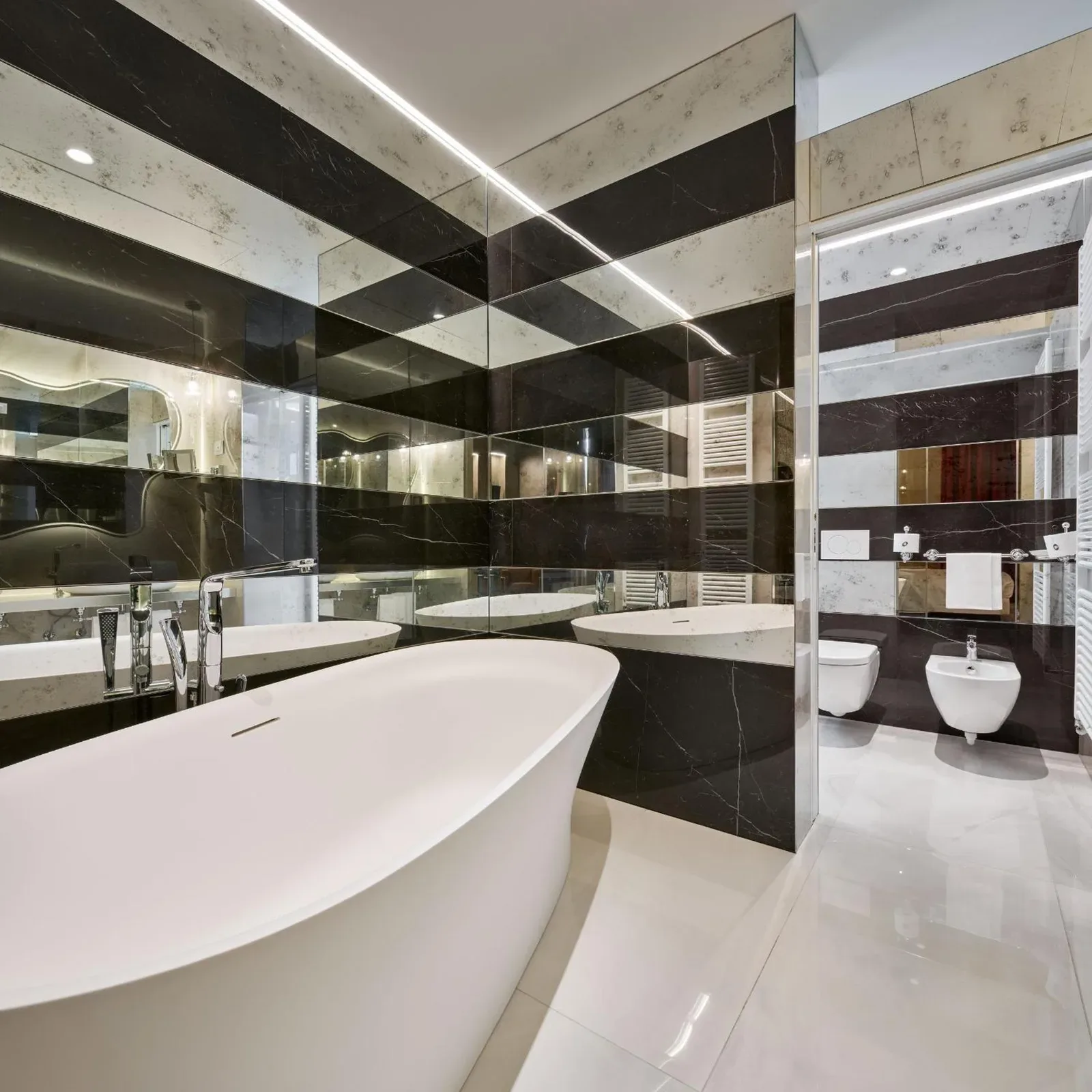 Bañera en el baño del Grand Hotel Duchi d'Aosta en Trieste