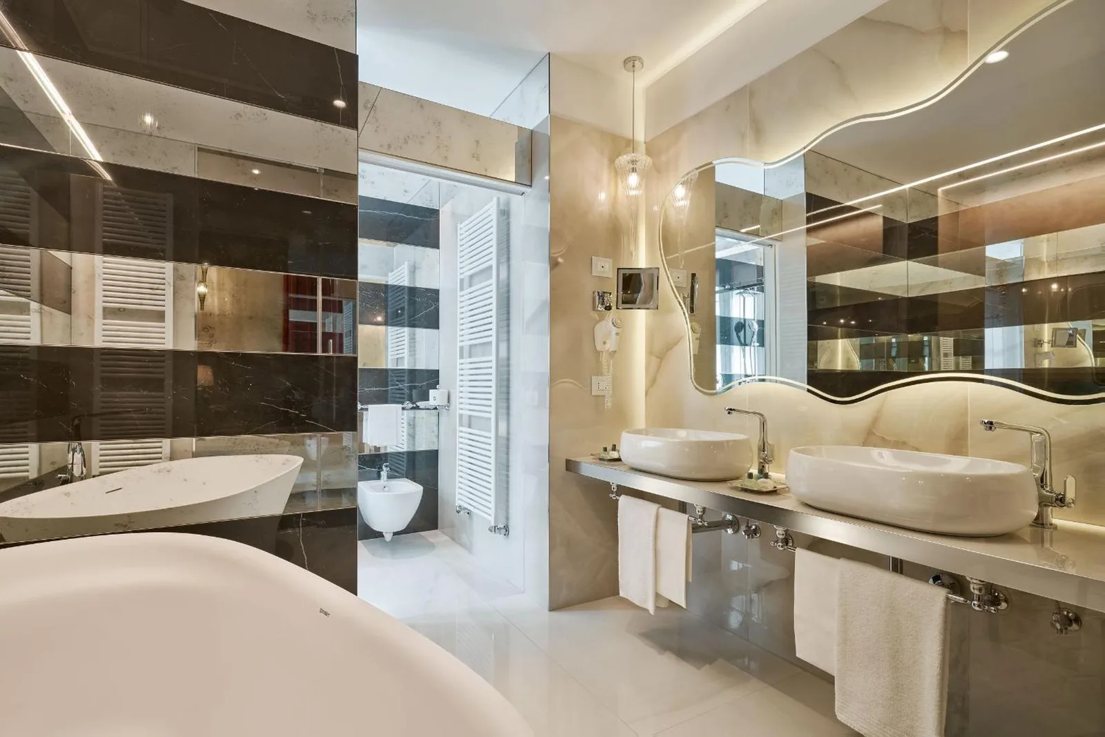 Baño espacioso en Grand Hotel Duchi d'Aosta en Trieste