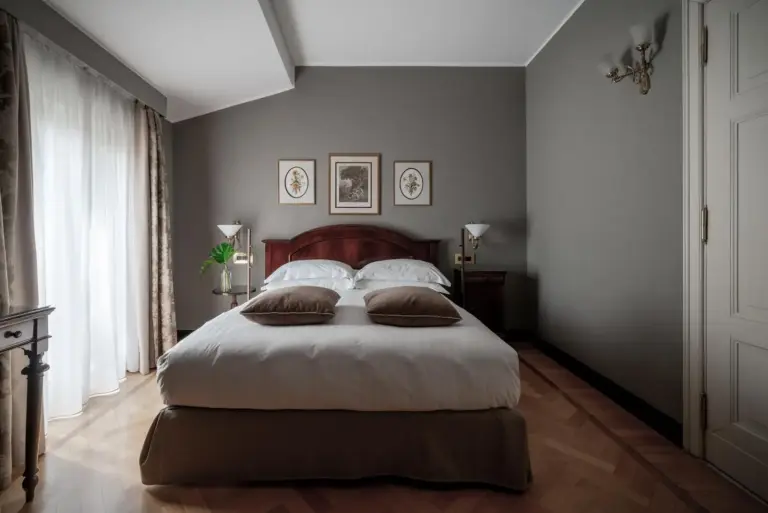 Habitación clásica del Grand Hotel et de Milan con muebles elegantes