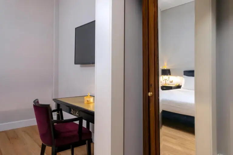Workspace in the room at Grand Hotel Et Des Palmes in Palermo