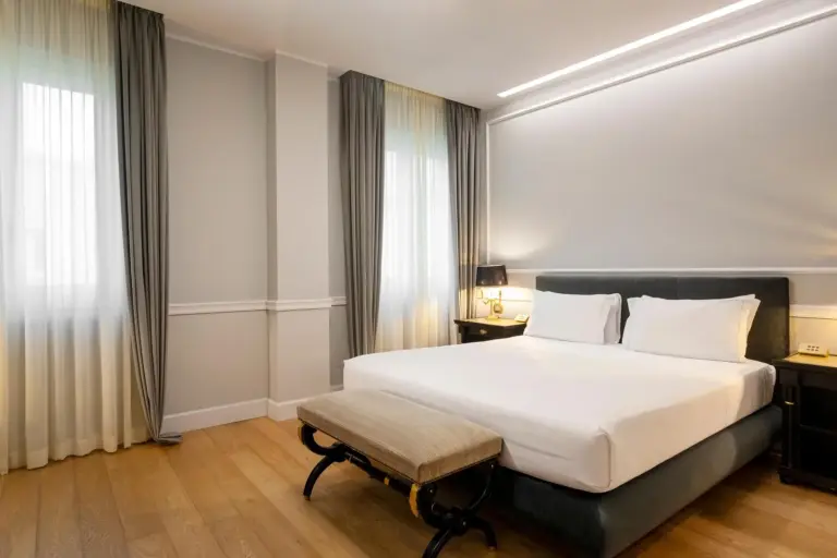 Stilvolles Schlafzimmer im Grand Hotel Et Des Palmes in Palermo