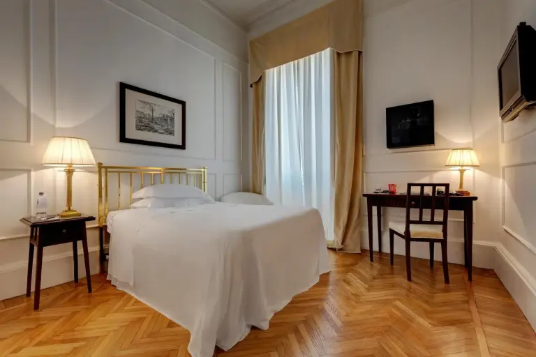 Helles Einzelzimmer mit natürlichem Licht im Grand Hotel Plaza