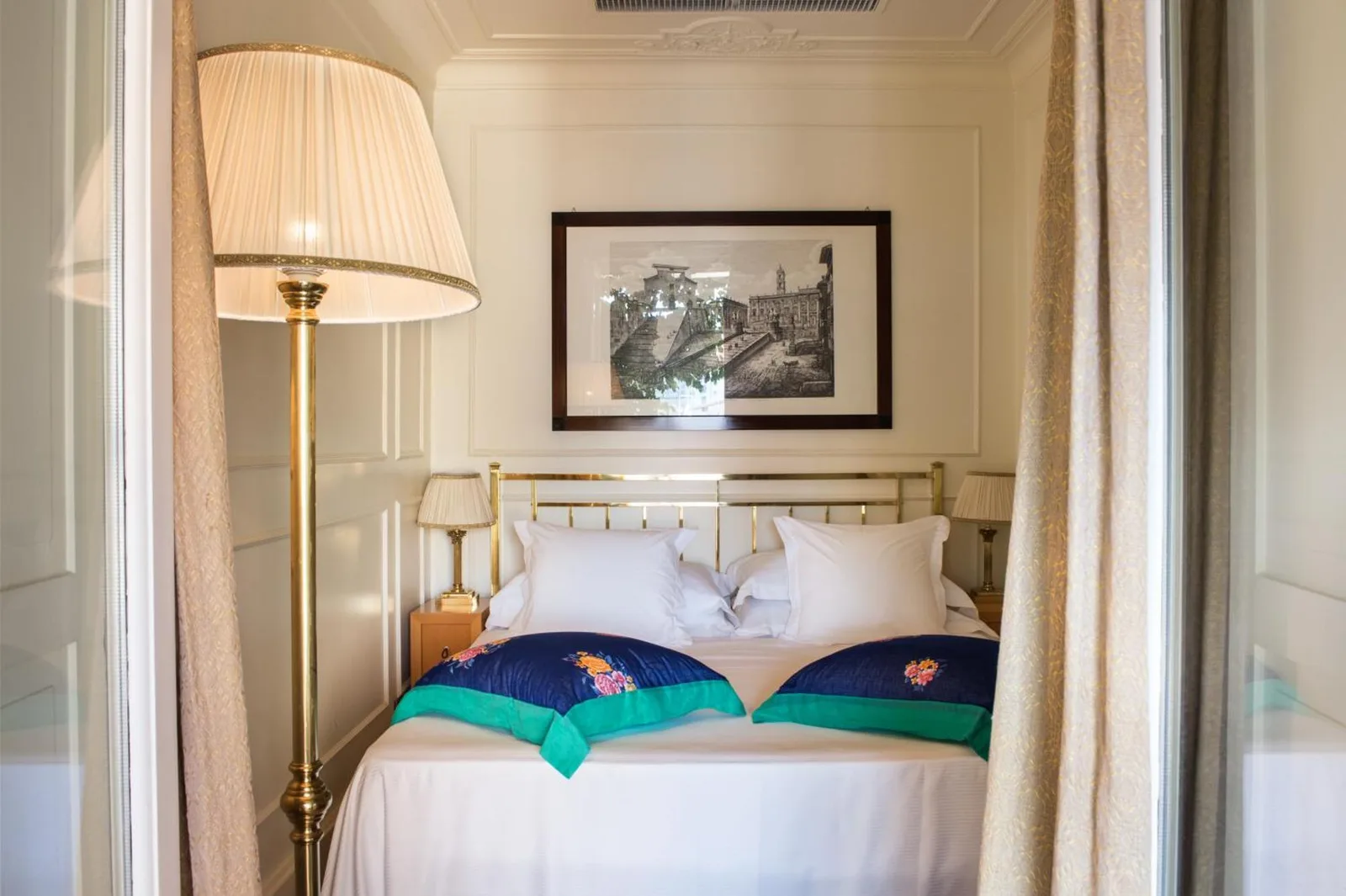 Gemütliches Schlafzimmer mit dekorativen Kissen im Grand Hotel Plaza