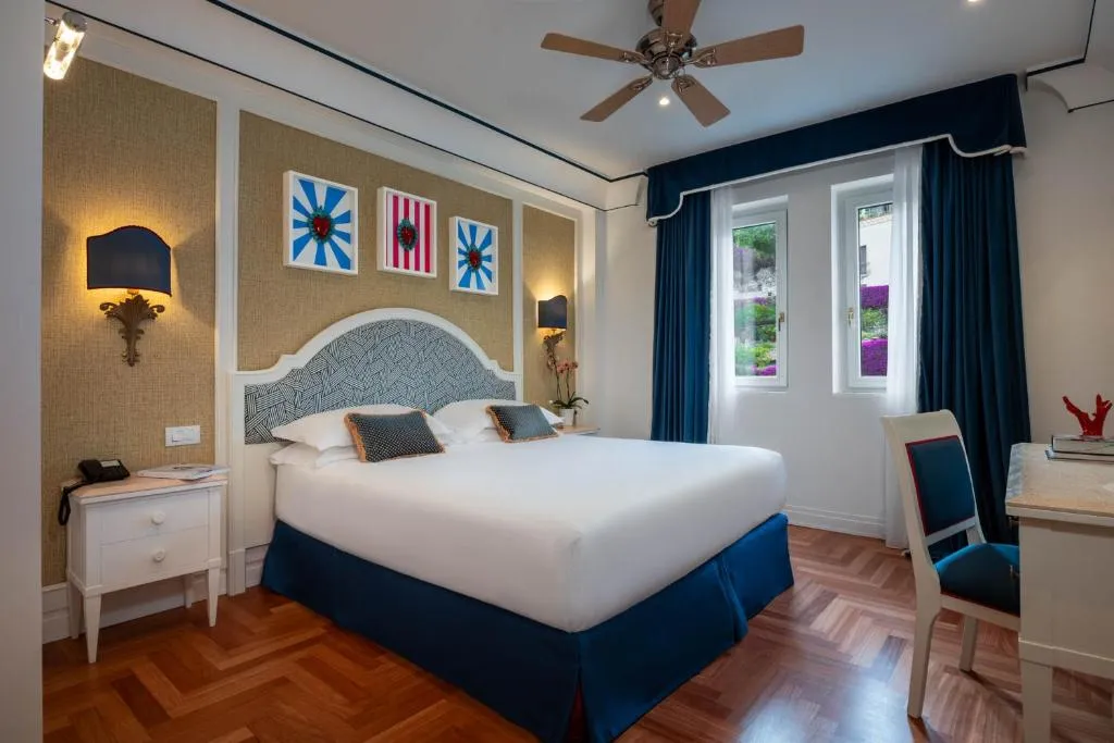 Deluxe Zimmer im Grand Hotel San Pietro Taormina mit stilvollem Dekor