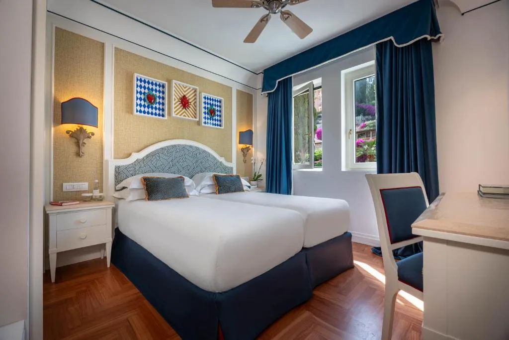 Gemütliches Zweibettzimmer im Grand Hotel San Pietro Taormina mit Sitzbereich