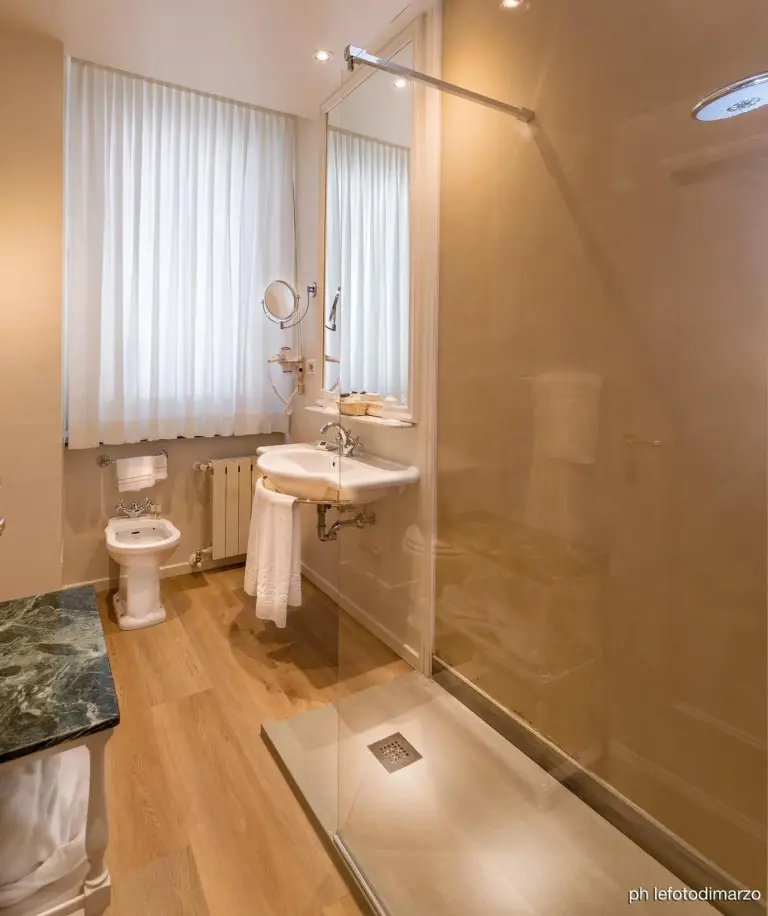 grand hotel Sitea Duschenzimmer