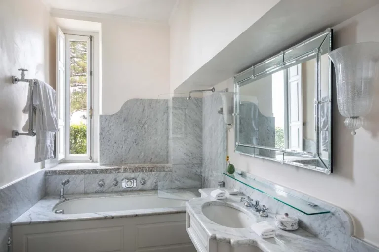Salle de bain en marbre élégante au Grand Hotel Timeo, A Belmond Hotel à Taormina