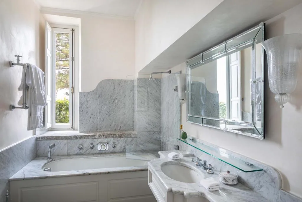 Salle de bain en marbre élégante au Grand Hotel Timeo, A Belmond Hotel à Taormina