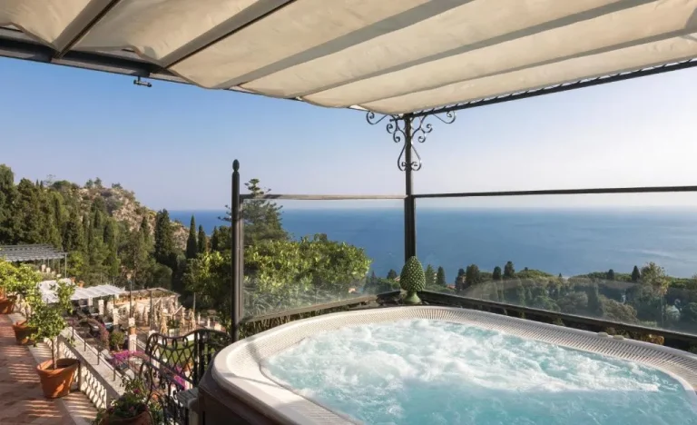 Terrasse de spa avec jacuzzi au Grand Hotel Timeo, A Belmond Hotel à Taormina