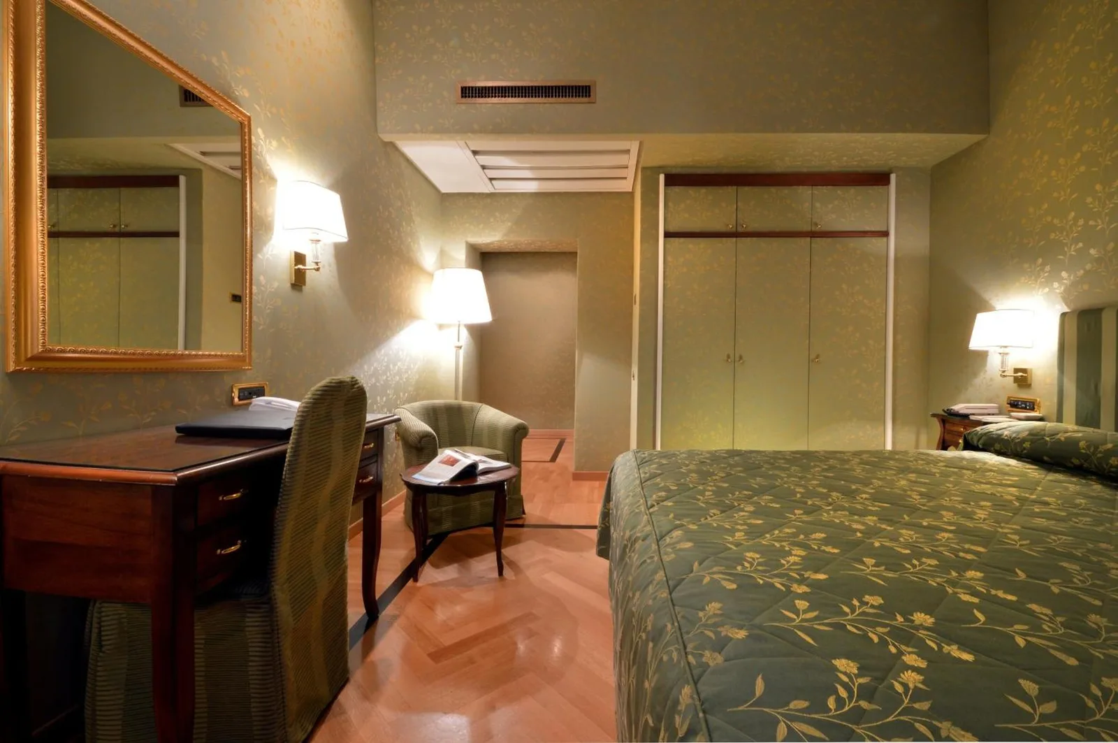 Twin room at Grand Hotel Vesuvio in Naples