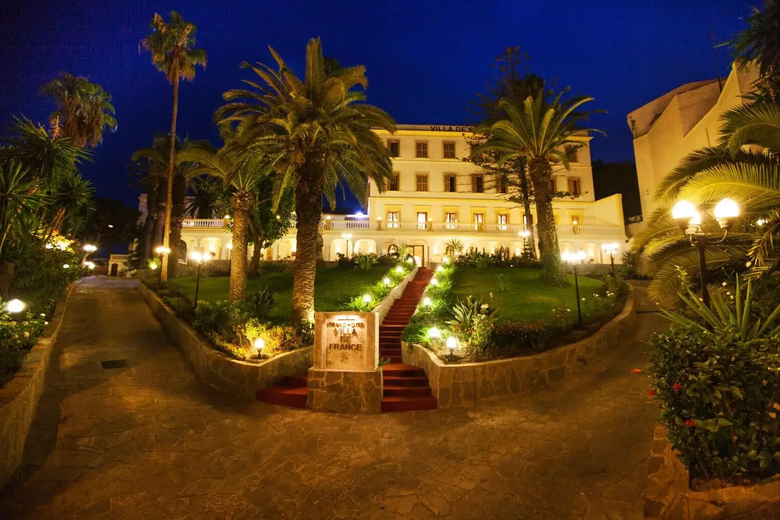 Façade du Grand Hotel Villa de France la nuit à Tanger