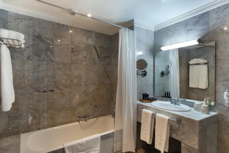 Salle de bains en marbre au Grand Hotel Villa de France