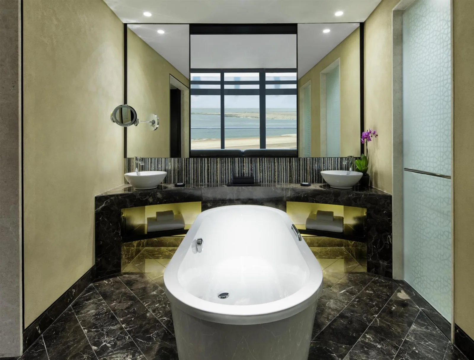 Luxuriöses Badezimmer im Grand Hyatt Abu Dhabi Hotel & Residences Emirates Pearl