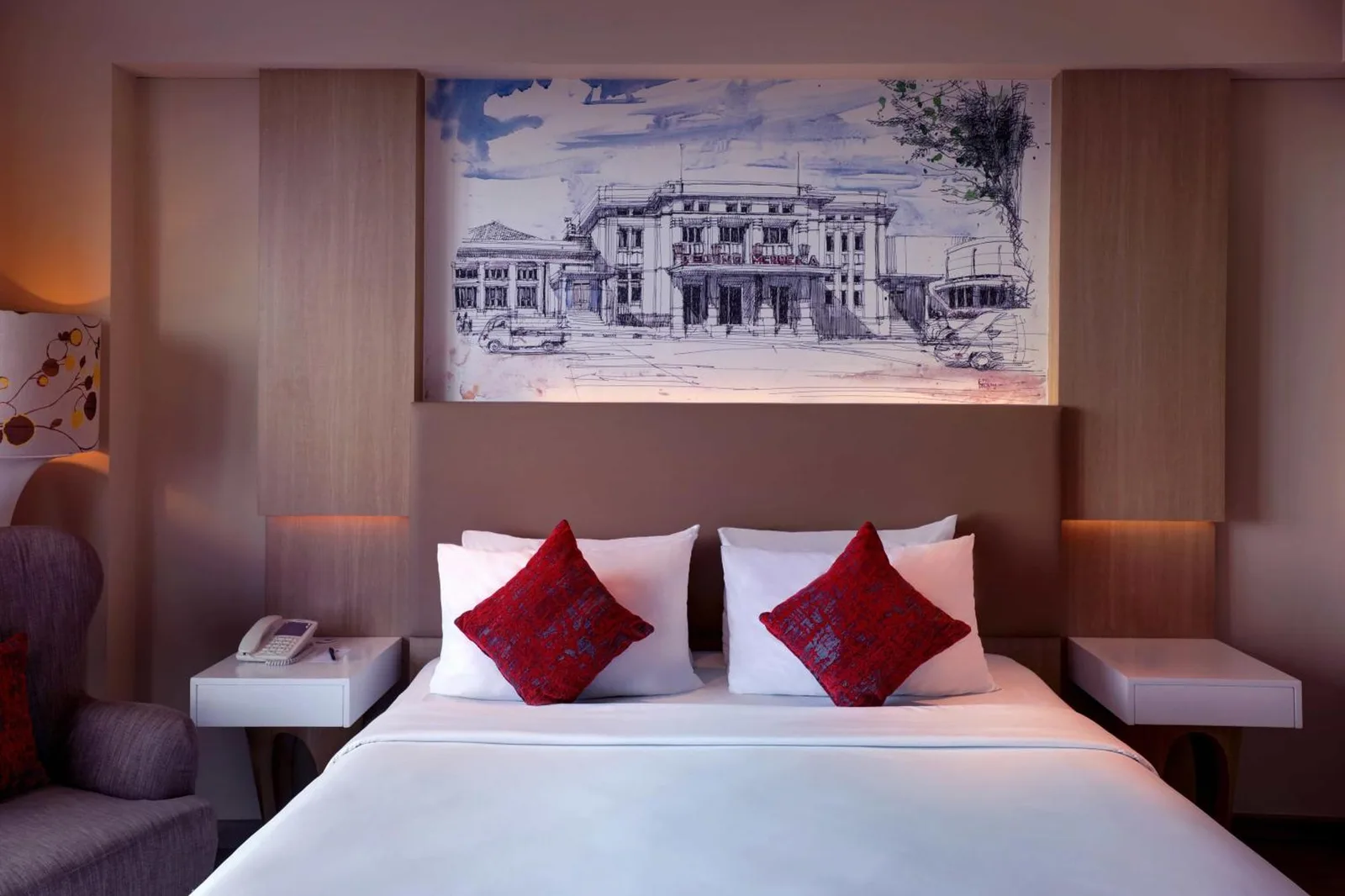 King bed at Grand Mercure Bandung Setiabudi in Bandung with decorative artwork and bedside tables