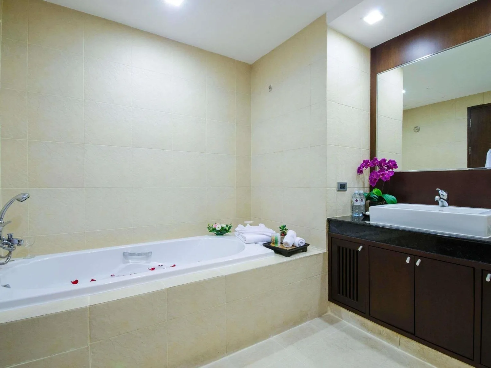 Badewanne im Grand Mercure Bangkok Asoke Residence