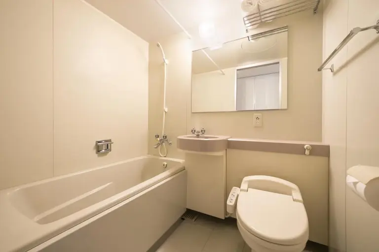 Grand Mercure Beppu Bay Resort & Spa – Hotel in Beppu, Japan – ein Badezimmer mit einer Toilette, einer Badewanne und einem Waschbecken im Grand Mercure Beppu Bay Resort & Spa in Beppu