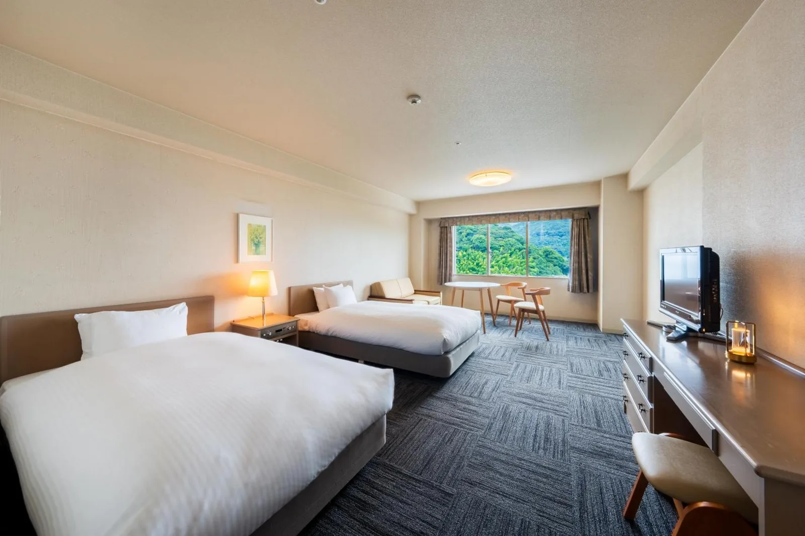 Grand Mercure Beppu Bay Resort & Spa – Hotel in Beppu, Japan – ein Hotelzimmer mit zwei Betten und einem Fernseher im Grand Mercure Beppu Bay Resort & Spa in Beppu