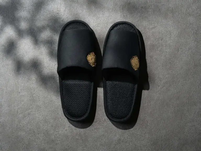Grand Mercure Beppu Bay Resort & Spa – Hotel in Beppu, Japan – ein Paar schwarze Schuhe liegt auf einem Teppich im Grand Mercure Beppu Bay Resort & Spa in Beppu