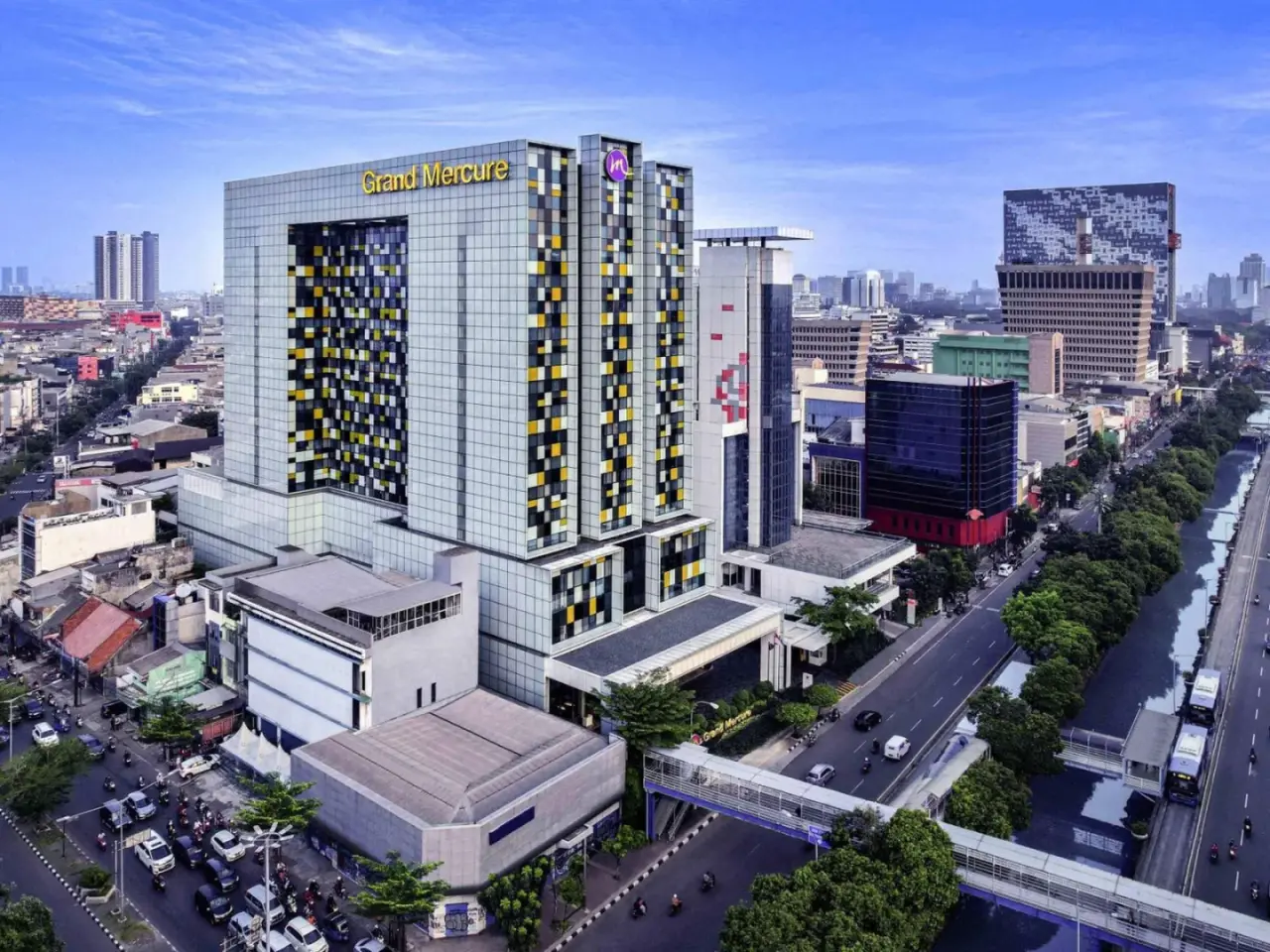 Außenansicht des Grand Mercure Jakarta Harmoni in Jakarta mit dem Hotelturm und den Straßen der Stadt darunter