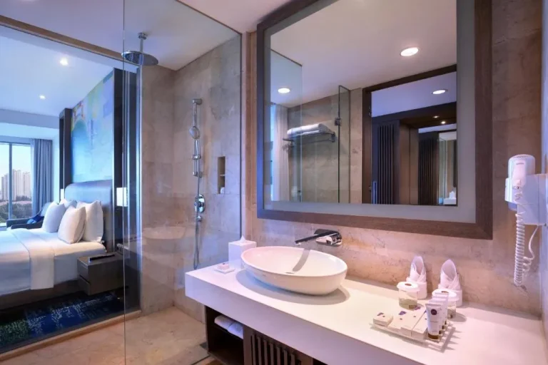 Moderne Badezimmerausstattung im Grand Mercure Jakarta Kemayoran