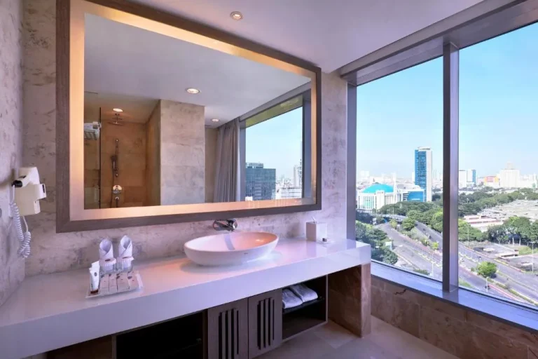 Badezimmer mit Panoramablick im Grand Mercure Jakarta Kemayoran