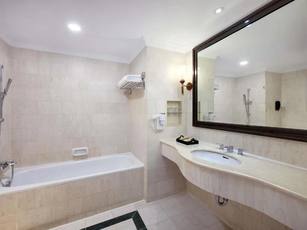 Baño en Grand Mercure Medan Angkasa