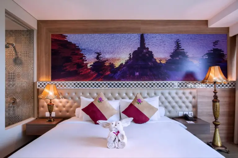Grand Mercure Yogyakarta Adi Sucipto – hotel en Yogyakarta, Indonesia – un dormitorio con una gran cama blanca con almohadas en Grand Mercure Yogyakarta Adi Sucipto en Yogyakarta