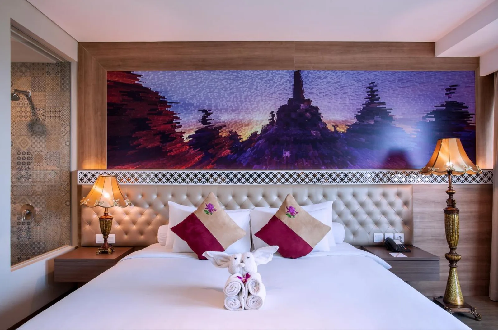 Grand Mercure Yogyakarta Adi Sucipto – hotel en Yogyakarta, Indonesia – un dormitorio con una gran cama blanca con almohadas en Grand Mercure Yogyakarta Adi Sucipto en Yogyakarta