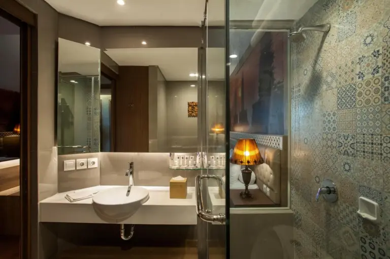 Grand Mercure Yogyakarta Adi Sucipto – hotel en Yogyakarta, Indonesia – una habitación de hotel con una gran cama blanca y un escritorio en Grand Mercure Yogyakarta Adi Sucipto en Yogyakarta