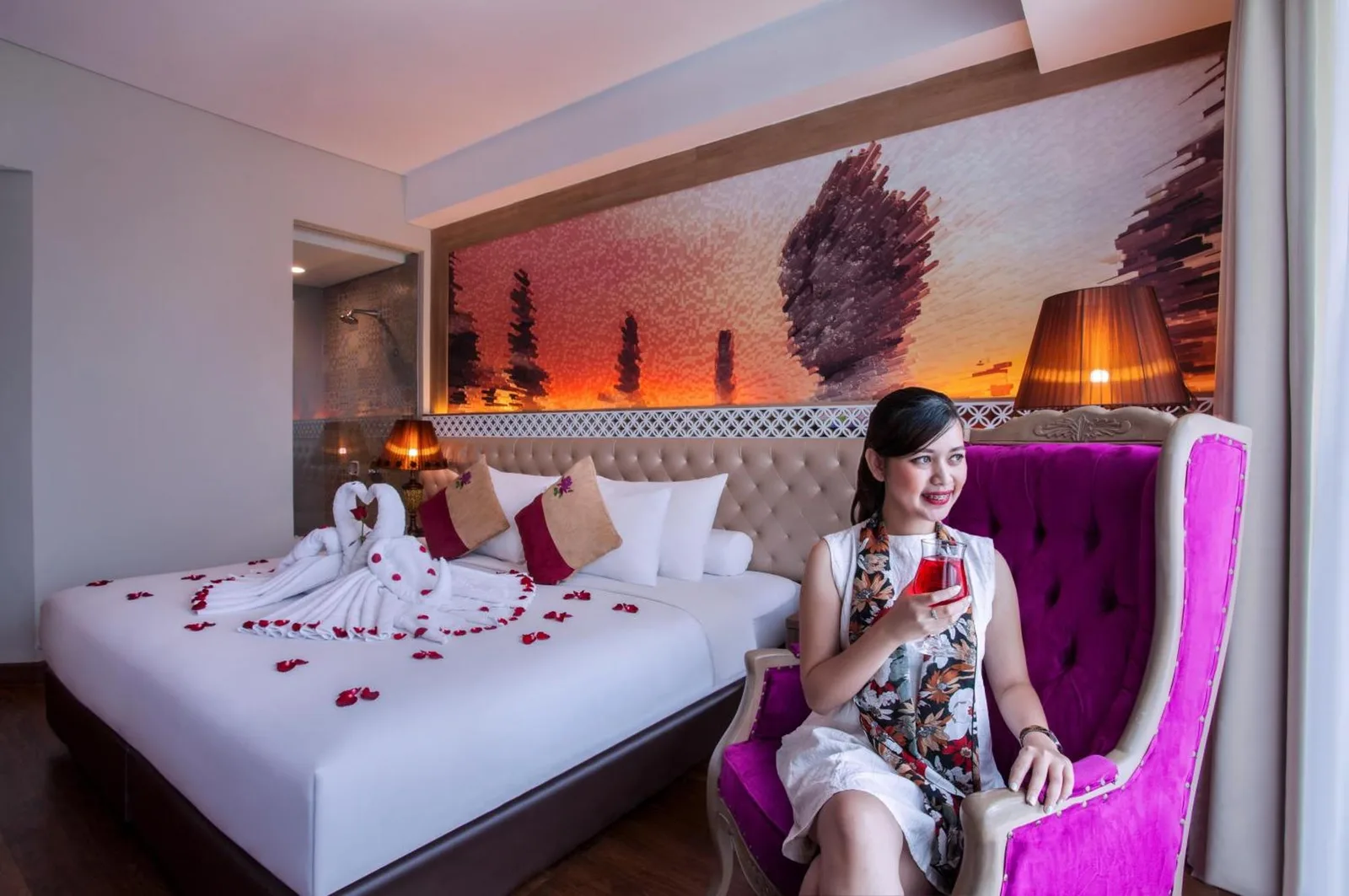 Grand Mercure Yogyakarta Adi Sucipto – hotel en Yogyakarta, Indonesia – una habitación de hotel con una gran cama blanca y una ventana en Grand Mercure Yogyakarta Adi Sucipto en Yogyakarta