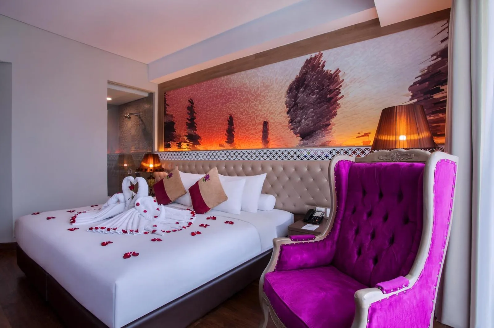 Grand Mercure Yogyakarta Adi Sucipto – hotel en Yogyakarta, Indonesia – una habitación de hotel con dos camas y una mesa con sillas en Grand Mercure Yogyakarta Adi Sucipto en Yogyakarta