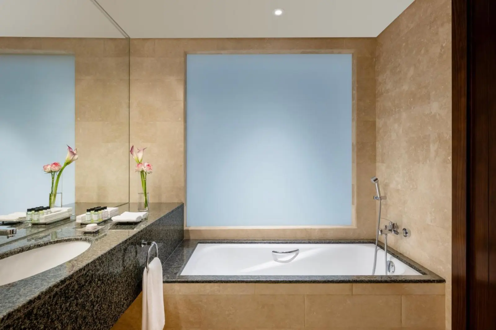 Salle de bain élégante avec baignoire au Grand Millennium Al Wahda Hotel
