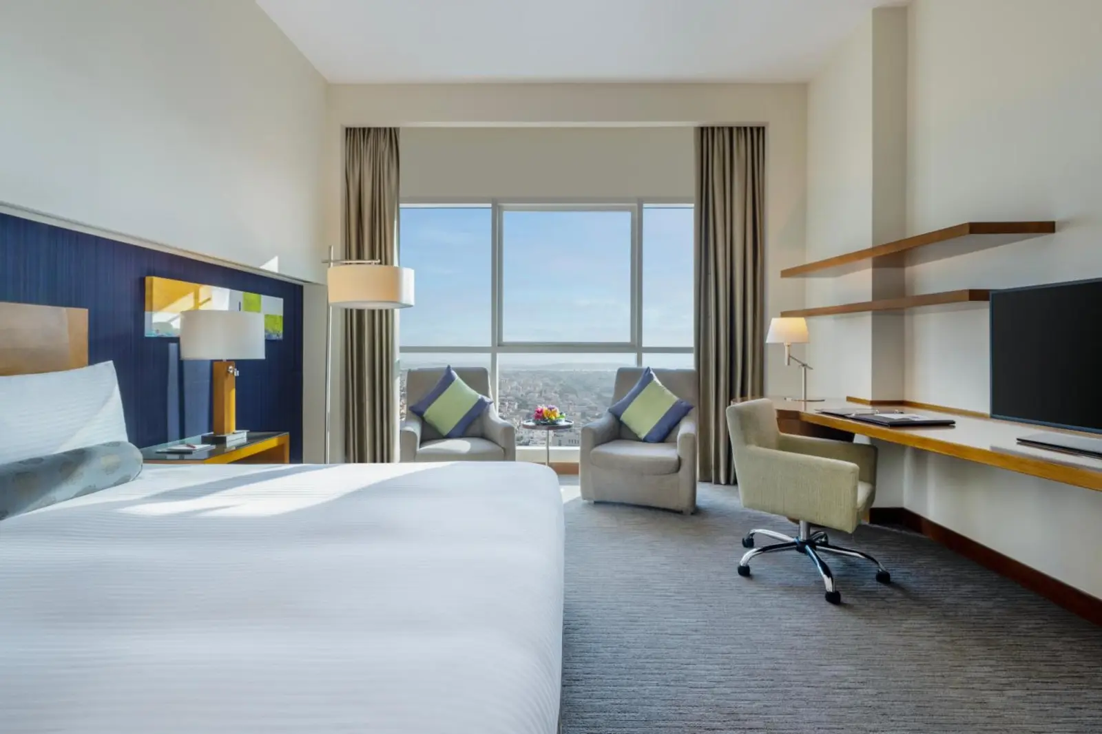 Chambre King avec vue au Grand Millennium Al Wahda Hotel