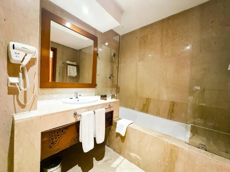 Autre vue de salle de bains au Grand Mogador Sea View & Spa