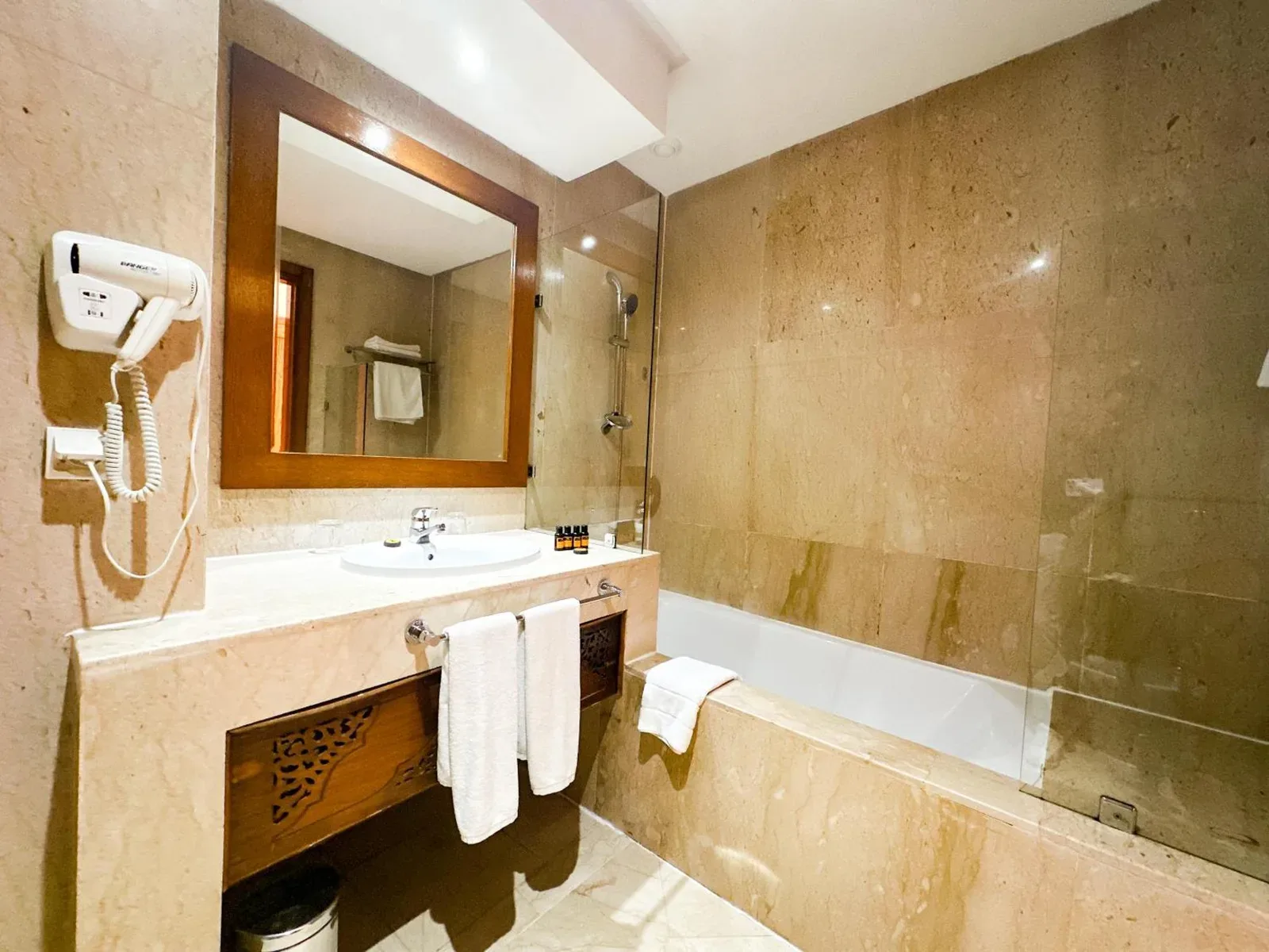 Autre vue de salle de bains au Grand Mogador Sea View & Spa
